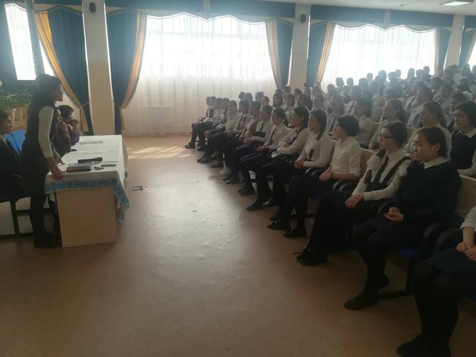 Директордың тәрбие ісі жөніндегі орынбасары мен мектебіміздің психологтарының ұйымдастыруымен қыздар жиналысы