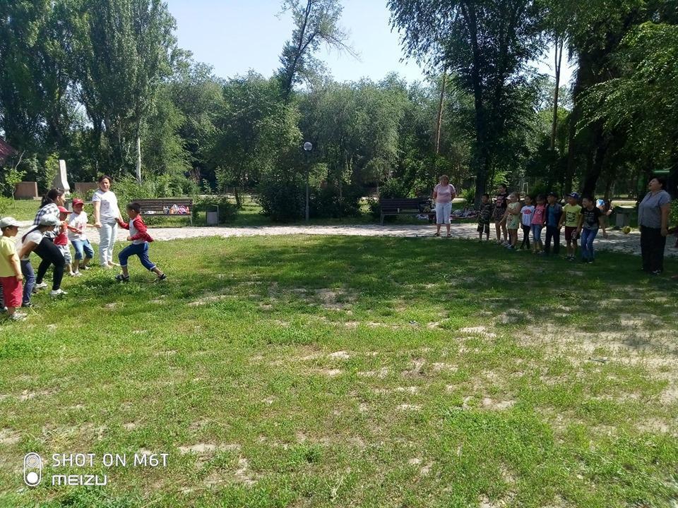 №184 жалпы білім беретін мектепте "Балдырған" атты жазғы сауықтыру лагерінде балалар тәрбиешілерімен бірге 21 маусым күні саябаққа барып таза ауамен т