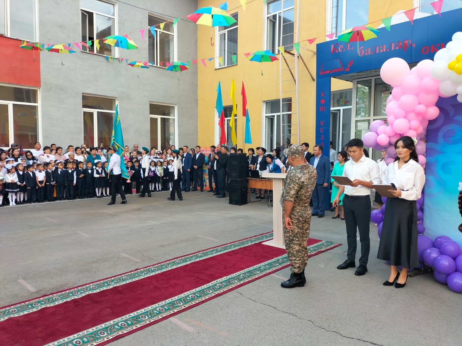 “184 ЖББМ”КММ-де 1 қыркүйек күні “Мектебім-мейірім мекені” тақырыбында алғашқы қоңырау салтанатты жиыны өтті.