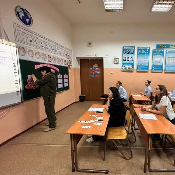 №184 ЖББМ-те «Ата - аналарды педагогикалық қолдау» жобасы аясында «Уақытты басқару және өзін - өзі ұйымдастыру» тақырыбында ата - аналар жиналысы болып өтті.Уақытты басқару тәсілдері туралы түсінік бере отырып, тиімді жоспарлау дағдыларымен таныстыру