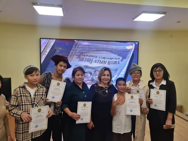 №184 ЖББМ кітапхана менгерушісі Ермекбаева Сандуғаш Қайыржанқызының ұйымдастыруымен балалар әдебиетінің классигі Бердібек Соқпақбаевтың туғанына 100 жыл толуына орай “Бала жүрегінен жол тапқан жан” атты әдеби-сазды кеш ұйымдастырылды.